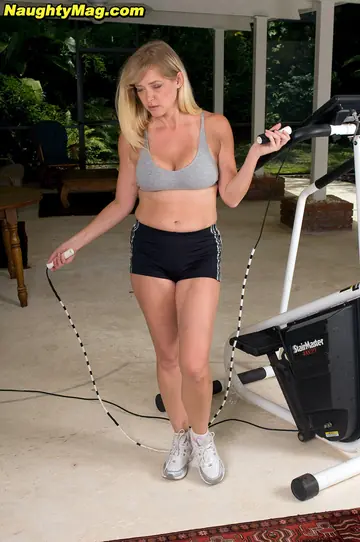 Casey Bryant – Blonde MILF Fingers and Fucks a Dildo in the Gym