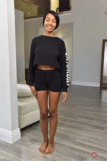 Alexis Avery – Ebony Brunette Spreads Her Pussy Wide