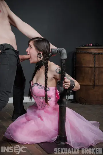 Luna Lovely – Slim Tattooed Brunette Gives a Blowjob in Bondage