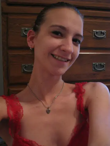 Brunette Amateur Strips Off Her Lingerie in Selfie
