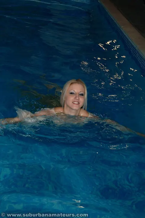Sarah Wright: Tall British Blonde MILF Dildos Herself Poolside – photo 5 of 21