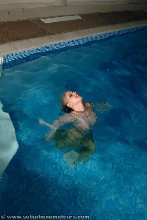 Sarah Wright: Tall British Blonde MILF Dildos Herself Poolside – photo 7 of 21