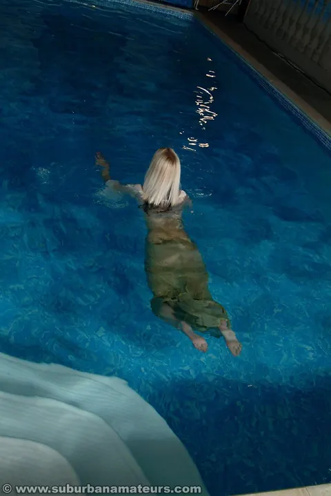 Sarah Wright: Tall British Blonde MILF Dildos Herself Poolside – photo 4 of 21