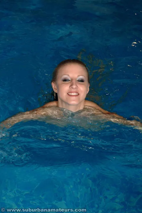 Sarah Wright: Tall British Blonde MILF Dildos Herself Poolside – photo 16 of 21