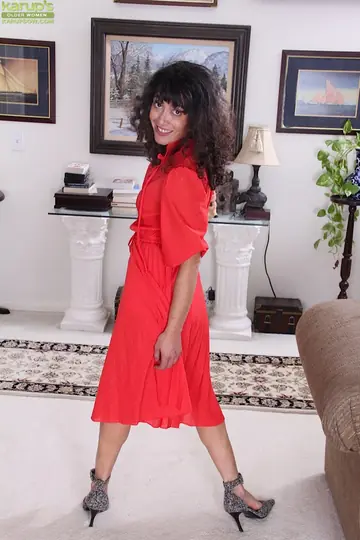 Ramona Jones – Mature Brunette Slips Out of Her Lingerie and Heels to Spread Her Pussy