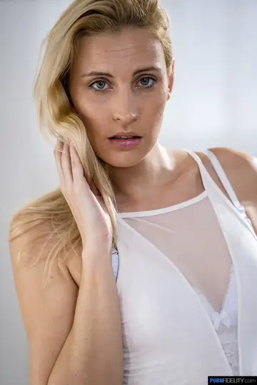 Lulu Love – Tall Blonde MILF Strips Out of Her Lingerie in Heels