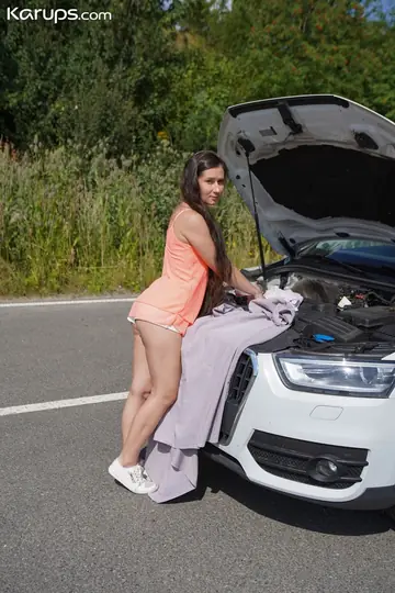 Lara Fox – PAWG Brunette Spreads Her Legs Wide Outdoors
