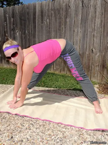 Dee Siren – Curvy Blonde MILF in Yoga Pants and Glasses Rides Her Partner