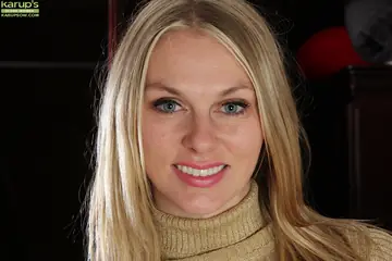 Lara Elaine – Tall Blonde MILF Lifts Her Skirt and Spreads Her Shaved Pussy