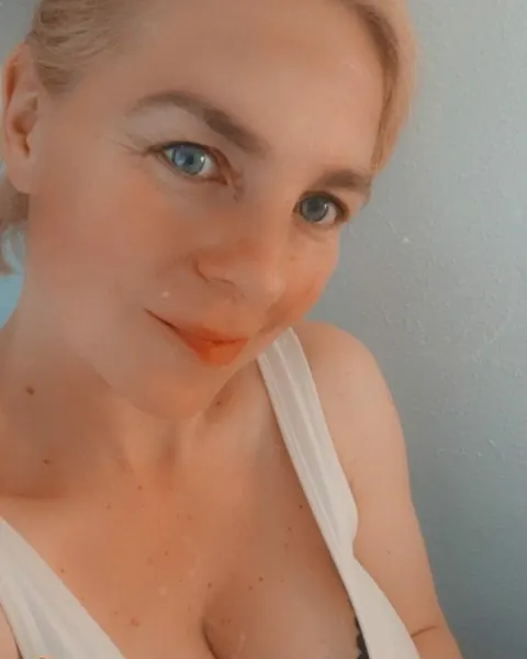 Curvy MILF Takes a Selfie While Spreading Her Big Ass – photo 12 of 16