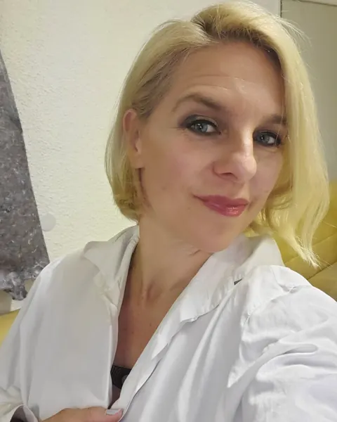 Curvy MILF Takes a Selfie While Spreading Her Big Ass – photo 13 of 16