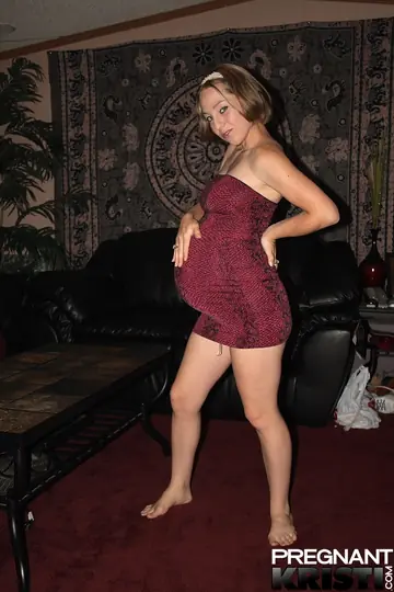 Pregnant PAWG Amateur Strips Off Her Lingerie to Show Belly