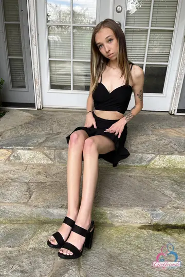Breezy Bri – Petite Blonde Amateur Shows Her Natural Tits and Spreads Her Shaved Pussy