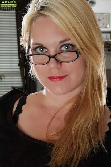 Lindsay Jackson – Curvy Blonde MILF in Glasses Strips and Spreads Her Pussy