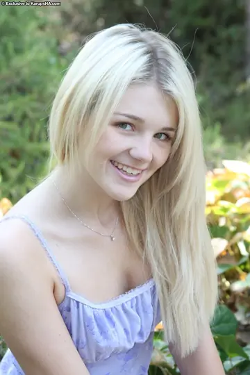 Holly Van Hough – Blonde with Small Natural Tits Spreads Her Shaved Pussy in the Open Air