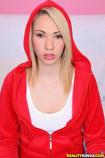 Sara Monroe – Blonde Babe with Big Natural Tits Strips Off Her Panties and Spreads