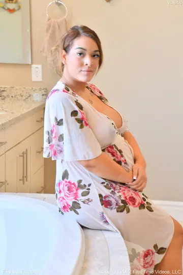 Violet Smith – Curvy Ebony MILF Toys Her Pussy in the Bathroom