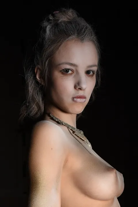 Thick Babe with Big Tits and Round Ass Strips and Poses Nude – photo 1 of 21