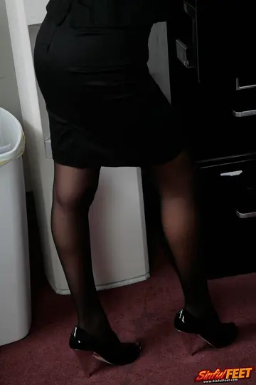 Sativa Rose – Mexican MILF Secretary Screws Boss in the Office