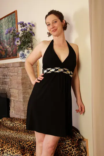 Amateur Thick MILF Strips Out of Her Black Dress and Shows Her Big Ass