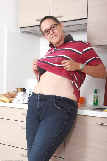 Chubby Brunette MILF Strips and Spreads Her Hairy Pussy in the Kitchen