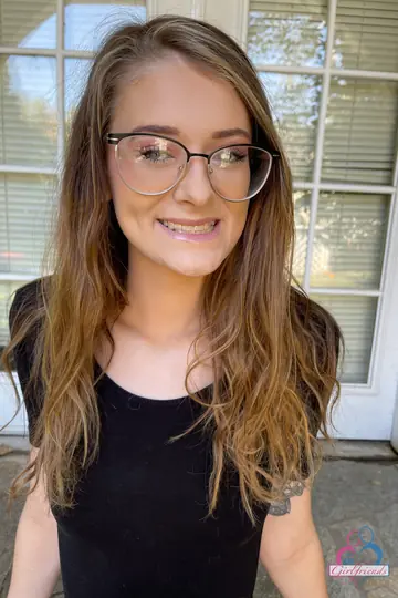 Meloni Moon – Amateur Brunette in Glasses Spreads Her Pussy Wide