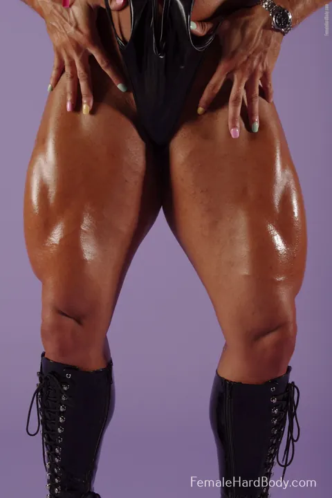 Lisa Cross: Blonde MILF Bodybuilder Poses in a Bikini and Boots – photo 10 of 15