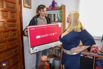 Musa Libertina – Blonde Spanish MILF Shows Her Big Tits and Kisses Deeply
