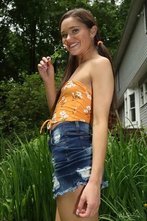 Zoe Bloom: Brunette Masturbates with a Vegetable on a Garden Blanket – photo 3 of 16