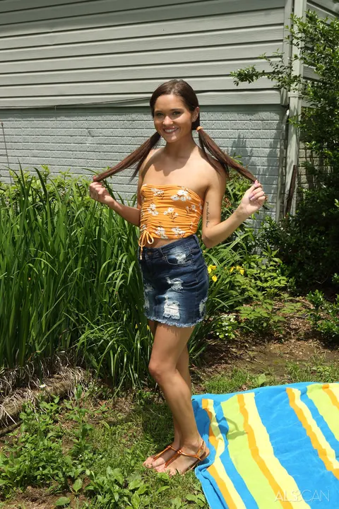 Zoe Bloom: Brunette Masturbates with a Vegetable on a Garden Blanket – photo 4 of 16