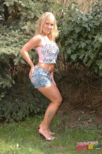 Kira Banks – Busty Blonde MILF Blows Her Partner and Rides Outdoors