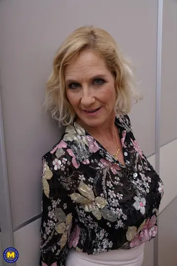 Mature British MILF Takes a Facial and Cum in Mouth