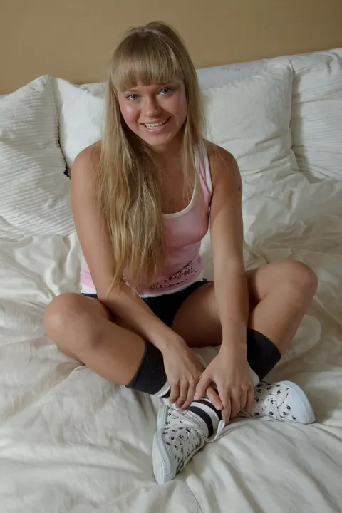 Nestee Shy: Thick Blonde in Socks Deepthroats Her Partner Before Sex – photo 12 of 21