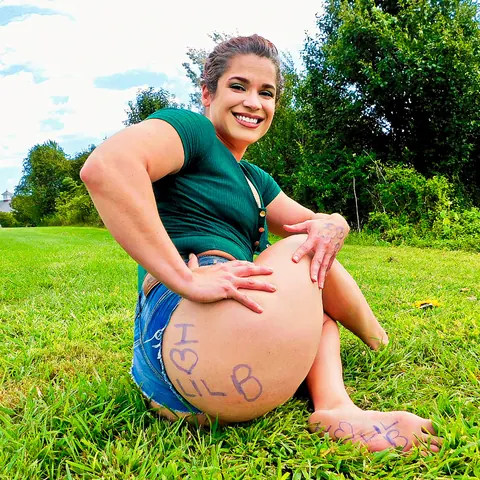 Sammi Starfish: Thick Brunette MILF Spreads Her Ass Outdoors in Shorts – photo 13 of 15