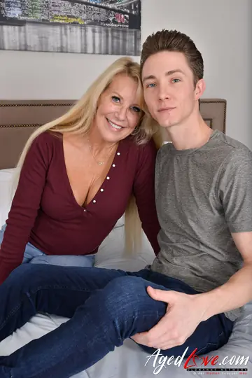 Bianca Fitcougar – Mature Blonde with Big Tits Rides Cowgirl and Kisses Partner