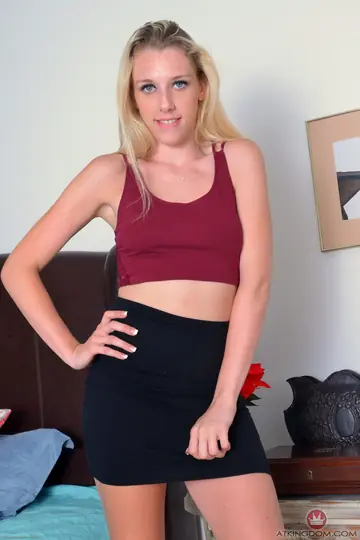 Roxy Nicole – Tall Skinny Blonde in Heels Spreads for Anal