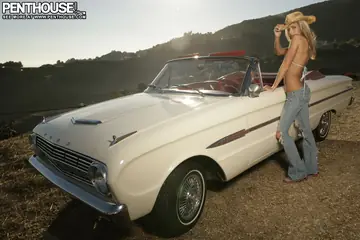 Layla Taylor – Thick Blonde MILF Strips Off Her Ripped Jeans on a Convertible