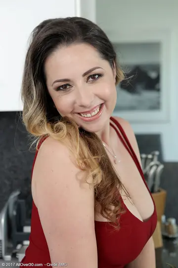 Daria Glower – Thick Czech MILF in the Kitchen Pulls Panties Aside and Spreads