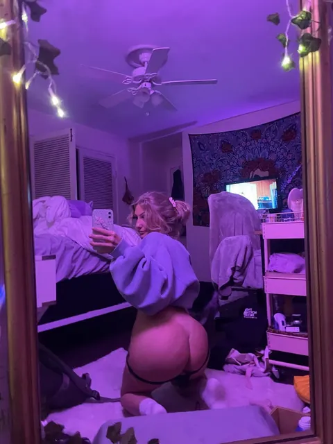 PAWG Blonde in Glasses Poses for Bathroom Selfies – photo 3 of 17
