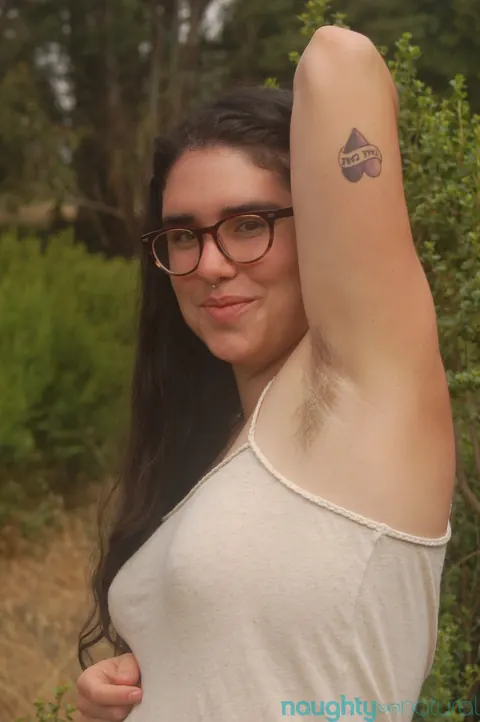 Pale BBW with Glasses Strips Outdoors and Spreads Her Hairy Bush – photo 1 of 21
