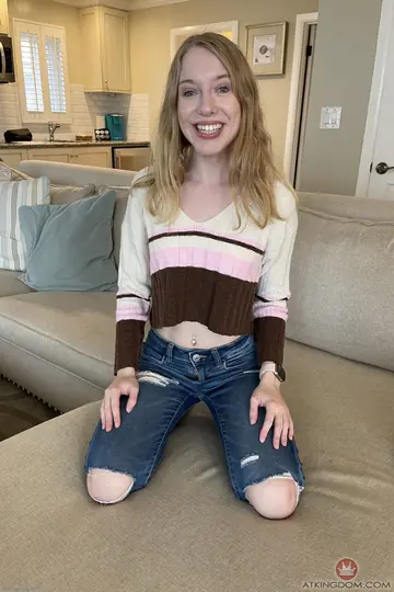 Kallie Taylor – Skinny Blonde Spreads Her Hairy Pussy and Shows Her Feet