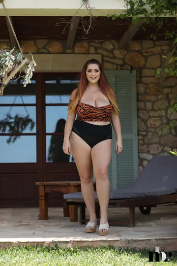 Lucy Collett – Redhead BBW Bares Her Big Tits Outdoors