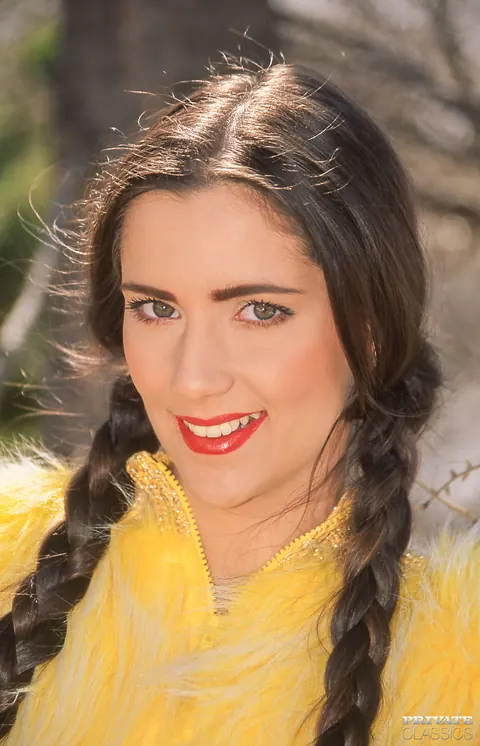 Melody Jane: Mature Brunette Takes Double Penetration Outdoors on Hike – photo 2 of 12
