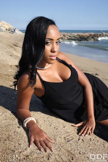 Noe Milk – Ebony Latina Undresses on the Beach for a Blowjob