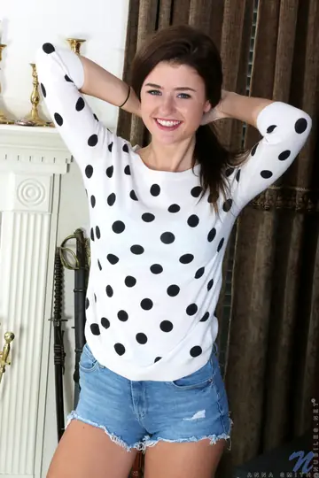 Anna Smith – Skinny Brunette Strips Off Her Shorts and Spreads Wide