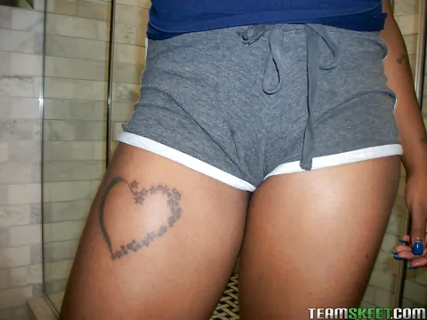 Blue Love: Busty Ebony Babe in Shorts Fingers Herself for a Selfie – photo 2 of 16