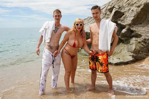 Victoria Cruz: Spanish BBW in a Bikini Sucks Two Cocks on the Beach – photo 1 of 21
