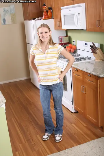 Sunset diamond – Busty Blonde Strips Off Her Jeans and Panties to Spread Wide