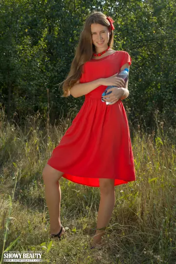 Lady Di – Slim Brunette Strips Naked in the Undergrowth