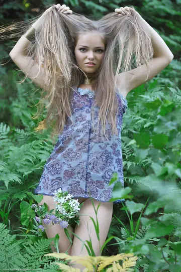 Mature Woman Poses Fully Nude and Shows Her Figure